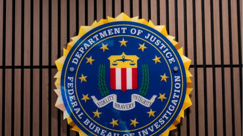 FBI alerta sobre estafadores que suplantan a candidatos políticos