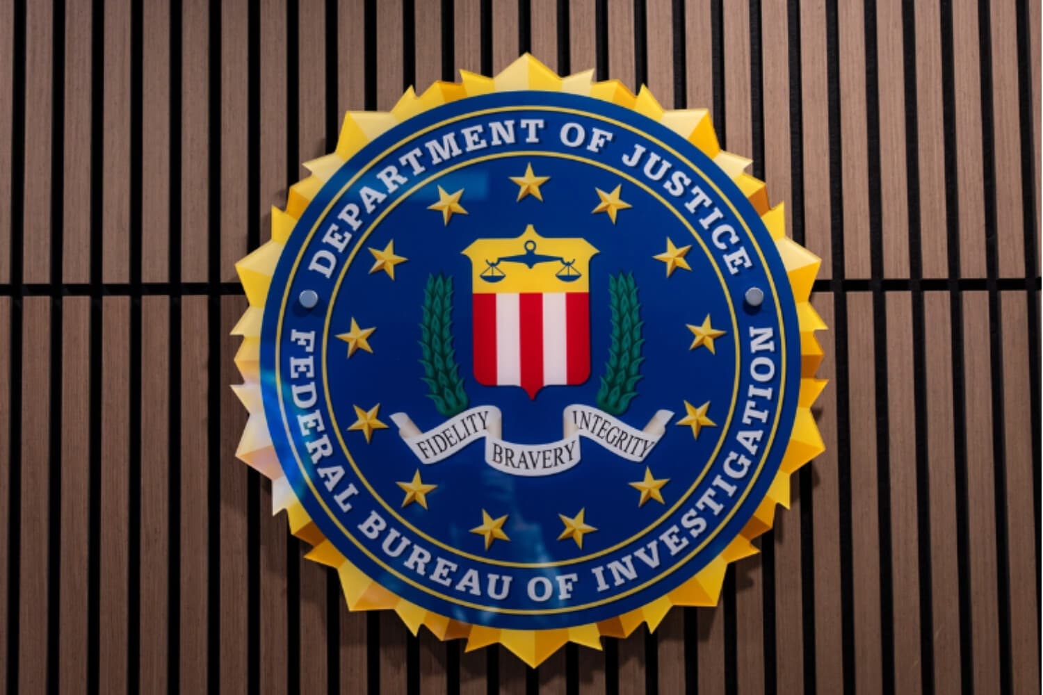 El sello del Buró Federal de Investigaciones y del Departamento de Justicia en la sede del FBI en Washington, el 4 de agosto de 2026. (Madalina Kilroy/The Epoch Times).