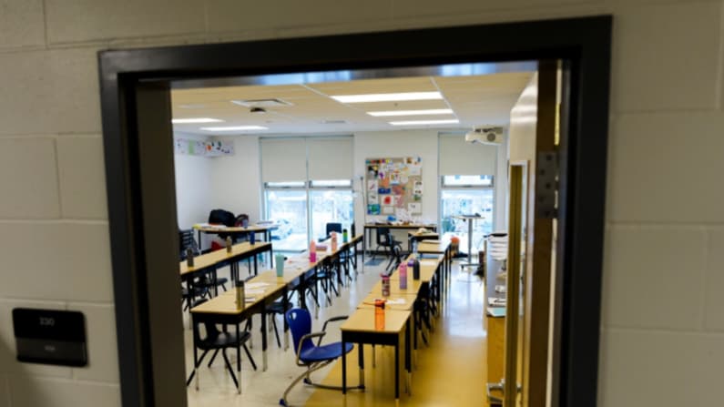 Michael Zwaagstra: Más burocracia no garantiza que escuelas de Ontario rindan cuentas