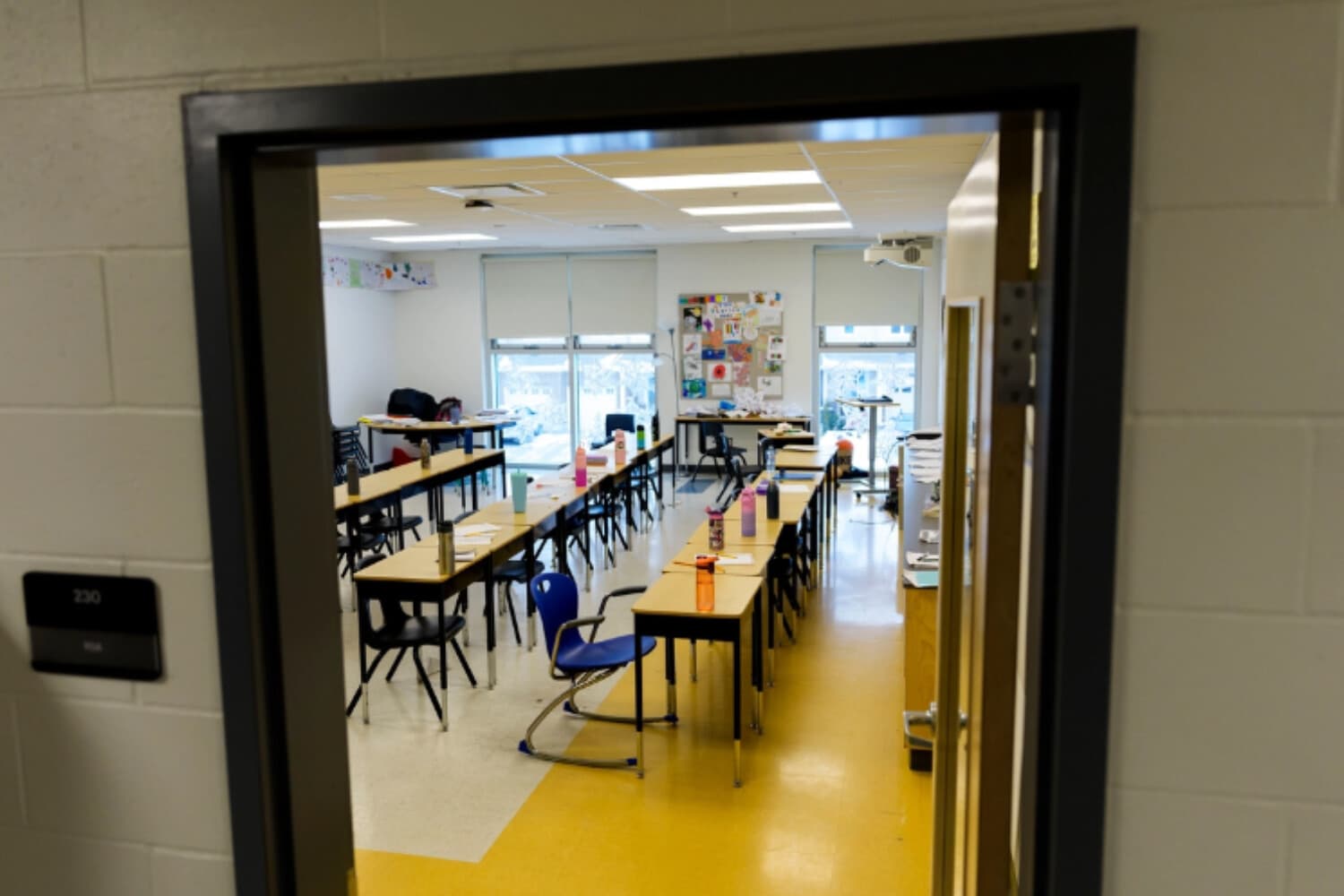 Se observa un aula en una escuela pública de Ottawa el 5 de diciembre de 2025. (The Canadian Press/Justin Tang).