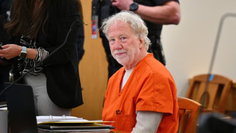 Juez desestima cargos de abuso sexual penal contra el actor Timothy Busfield