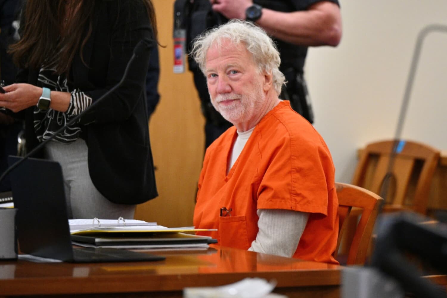 El director y actor Timothy Busfield observa antes de una audiencia en la corte Judicial del Segundo Distrito, en el palacio de justicia del condado de Bernalillo, en Albuquerque, Nuevo México, el 20 de enero de 2026. (Sam Wasson/Pool vía Reuters).