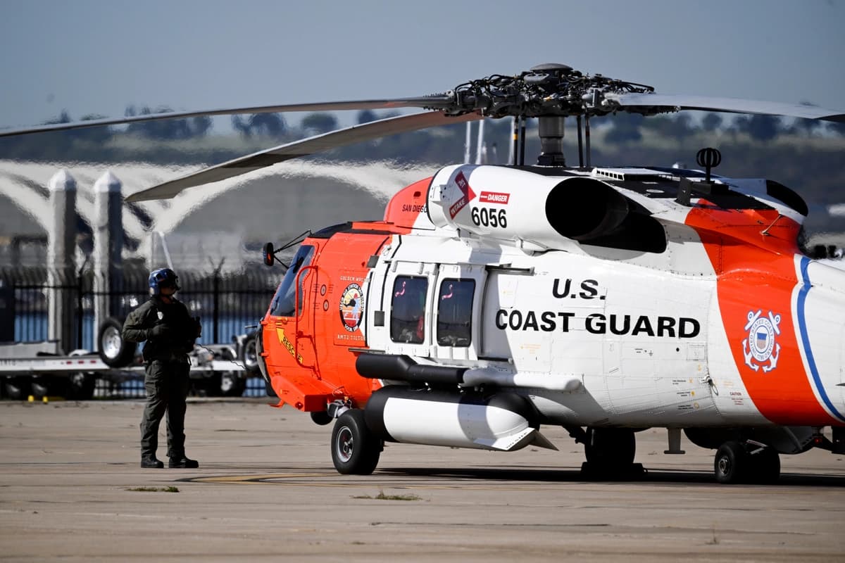 Un miembro de la Guardia Costera de Estados Unidos se prepara para el despegue en la Estación de la Guardia Costera de San Diego, el viernes 16 de octubre de 2026, en San Diego. (Foto de Denis Poroy/AP).