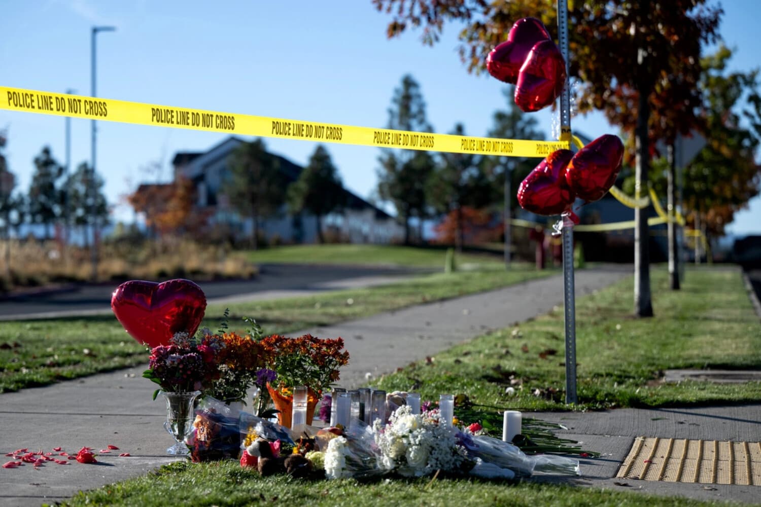 Flores y velas en un memorial improvisado frente a la escuela primaria Silver Rail en Bend, Oregón, el 16 de octubre de 2026, un día después de un tiroteo mortal. (Foto de Joe Kline/AP)