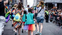 Tras repunte cae número de adolescentes que se identifican como lesbianas, gays o bisexuales