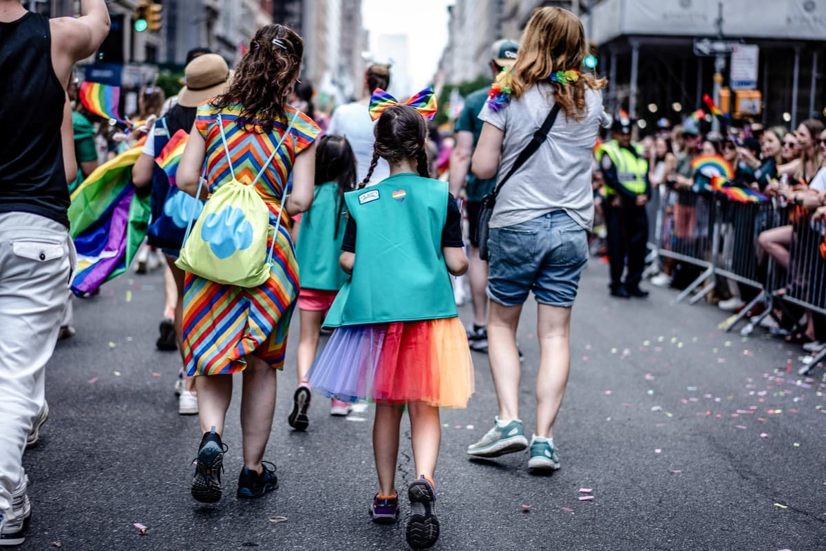 Una joven en la marcha anual del Orgullo de la ciudad de Nueva York el 25 de junio de 2023. (Samira Bouaou/The Epoch Times).