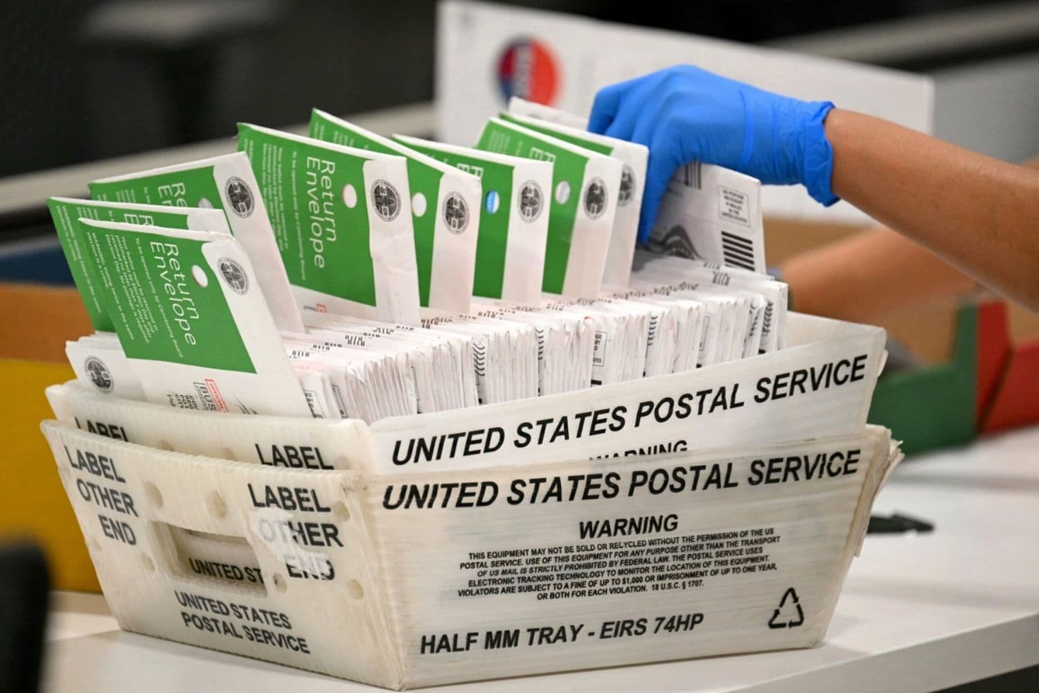 Un trabajador electoral procesa boletas por correo en el Centro de Procesamiento de Boletas del condado de Los Ángeles durante las elecciones primarias estatales de California en la ciudad de Industry, California, el 2 de junio de 2026. (Patrick T. Fallon /AFP vía Getty Images)