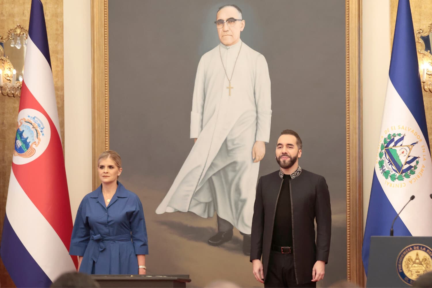 El presidente de El Salvador, Nayib Bukele (d), y su homóloga de Costa Rica, Laura Fernández (i), fueron captados este 16 de octubre, antes de ofrecer una rueda de prensa, en San Salvador, El Salvador. (EFE/Rodrigo Sura)