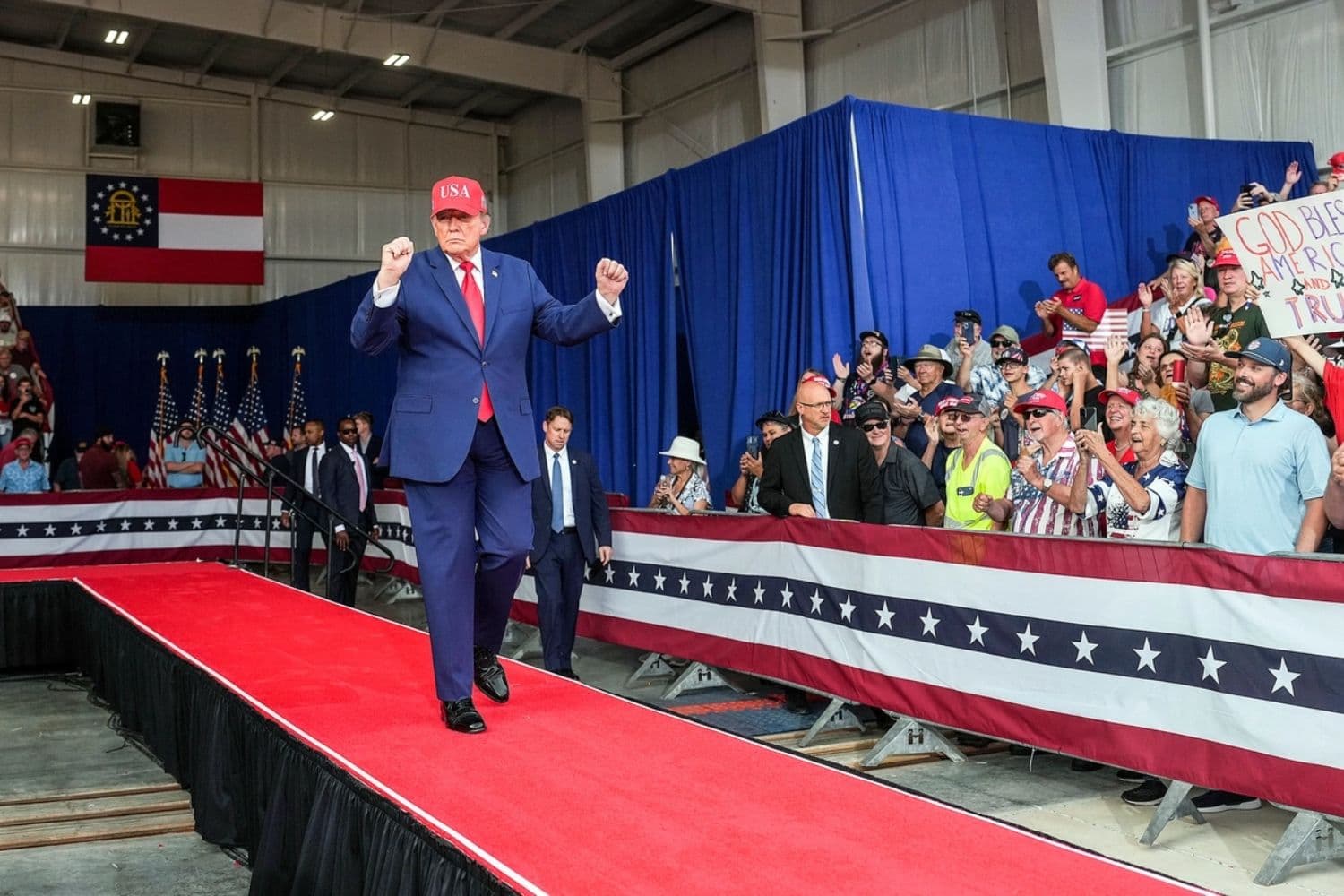 El presidente Donald Trump se retira de un mitin de campaña en el Aeropuerto Municipal de Dalton, en Dalton, Georgia, el 16 de octubre de 2026. (Eric Lee/Getty Images)
