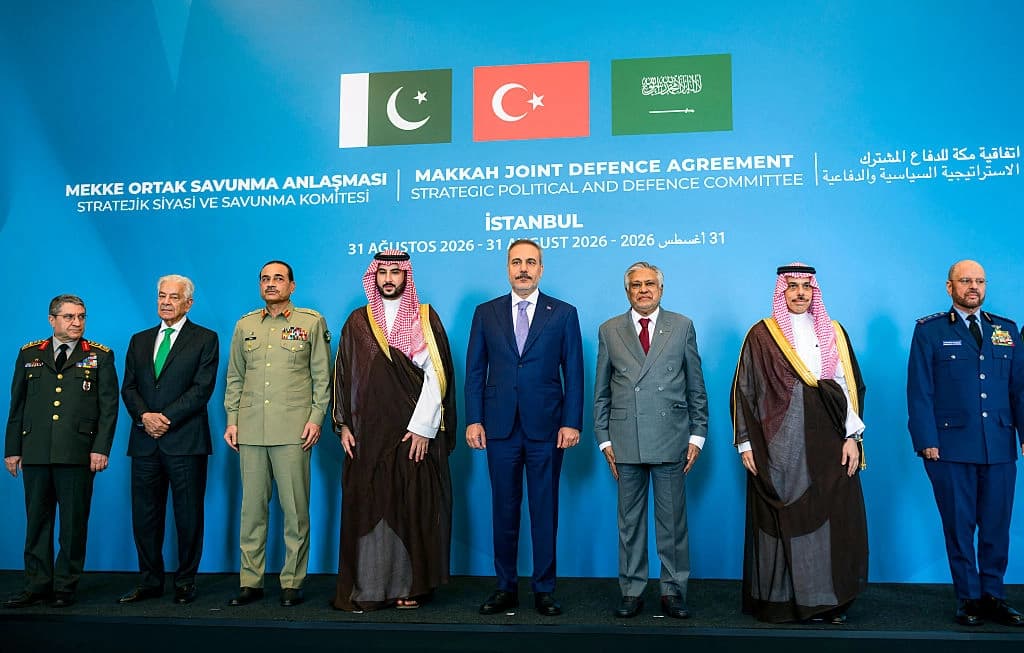 (De izquierda a derecha) El jefe del Estado Mayor turco, general Selcuk Bayraktaroglu; el ministro de Defensa de Pakistán, Khawaja Asif; el jefe del Ejército pakistaní, mariscal de campo Asim Munir; el ministro de Defensa de Arabia Saudita, Khalid bin Salman; el ministro de Asuntos Exteriores de Turquía, Hakan Fidan; el ministro de Asuntos Exteriores de Pakistán, Ishaq Dar; el ministro de Asuntos Exteriores de Arabia Saudita, Faisal bin Farhan; y el jefe del Estado Mayor de las Fuerzas Armadas sauditas, general Fayyad al-Ruwaili, asisten a la reunión inaugural del Comité Estratégico Político y de Defensa, establecido en virtud del Acuerdo Estratégico de Defensa Mutua (SMDA) entre los tres países, en Estambul, el 31 de agosto de 2026. (Yasin Akgul/AFP vía Getty Images).