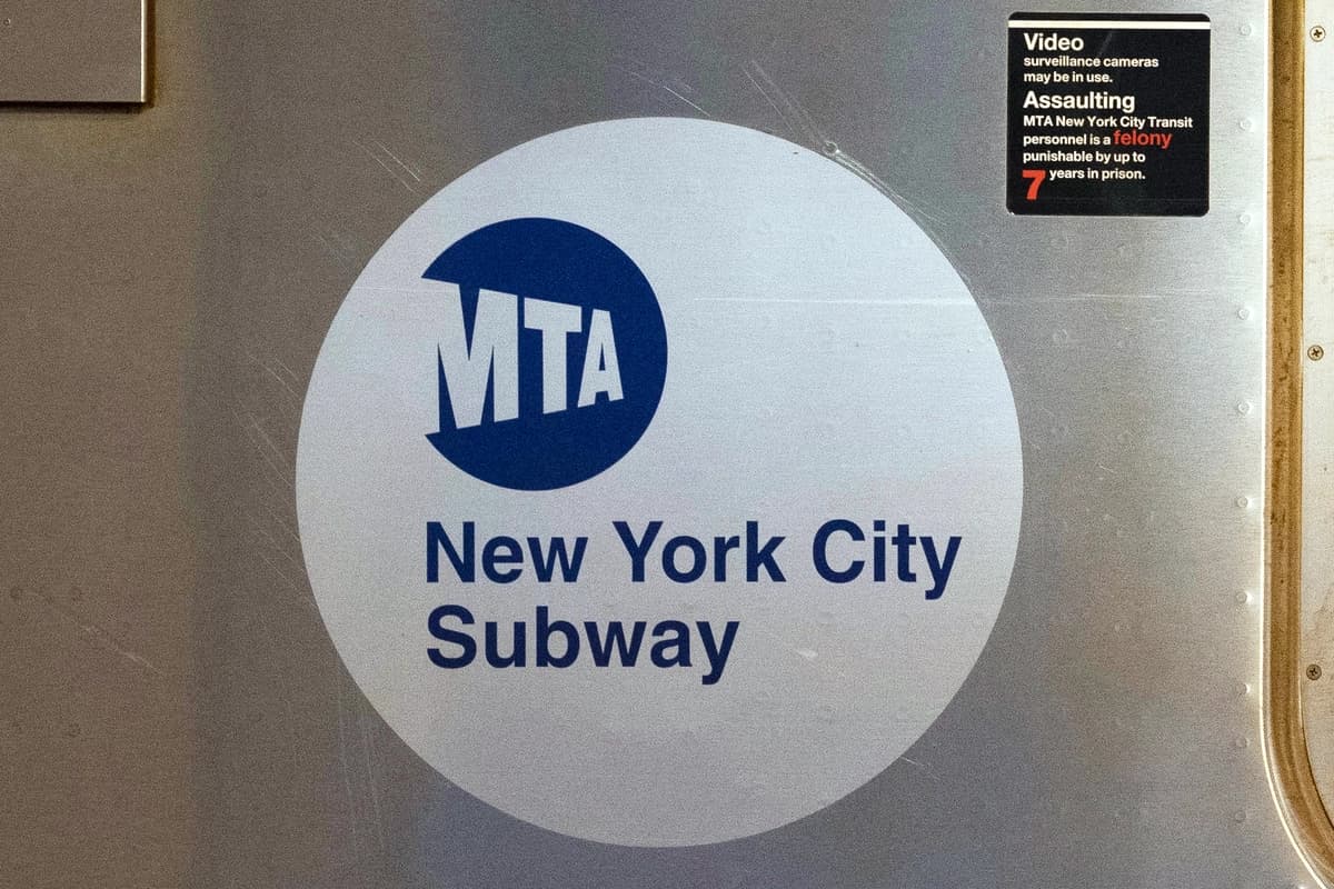 Logotipo de la MTA en el lateral de un vagón del metro de la ciudad de Nueva York, el 23 de abril de 2020. (Foto de Mark Lennihan/AP).