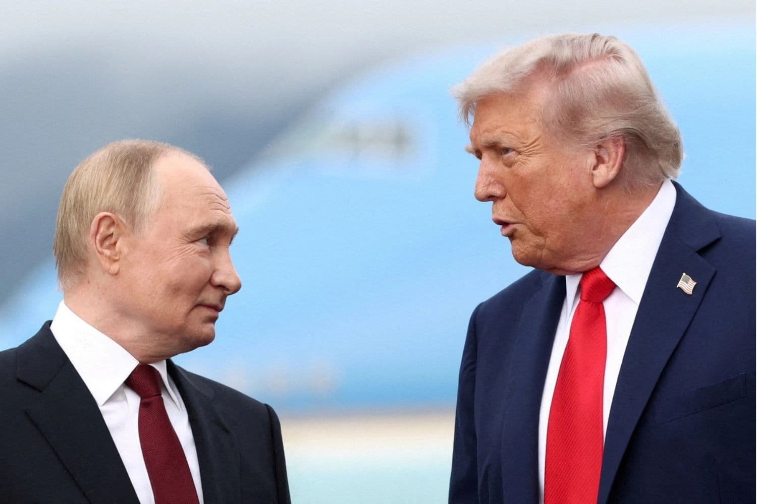 El presidente Donald Trump conversa con el presidente ruso Vladimir Putin durante una reunión para negociar el fin de la guerra en Ucrania, en la base conjunta Elmendorf-Richardson en Anchorage, Alaska, el 15 de agosto de 2025. (Kevin Lamarque/Reuters)