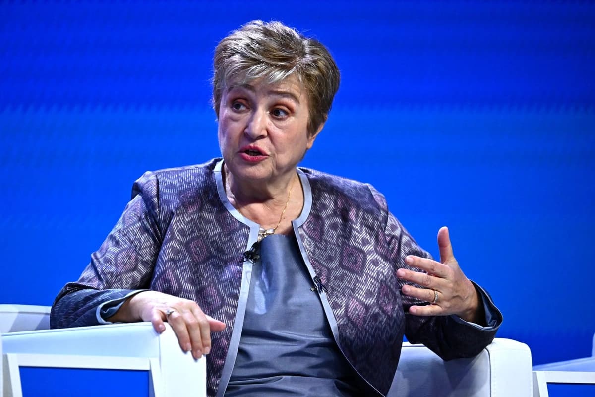 La directora gerente del FMI, Kristalina Georgieva, interviene durante la mesa redonda "La IA y la economía mundial: del riesgo a la oportunidad" en las Reuniones Anuales del Fondo Monetario Internacional (FMI) y del Grupo del Banco Mundial (GBM) celebradas en Bangkok el 16 de octubre de 2026. (Lillian Suwanrumpha/AFP vía Getty Images)