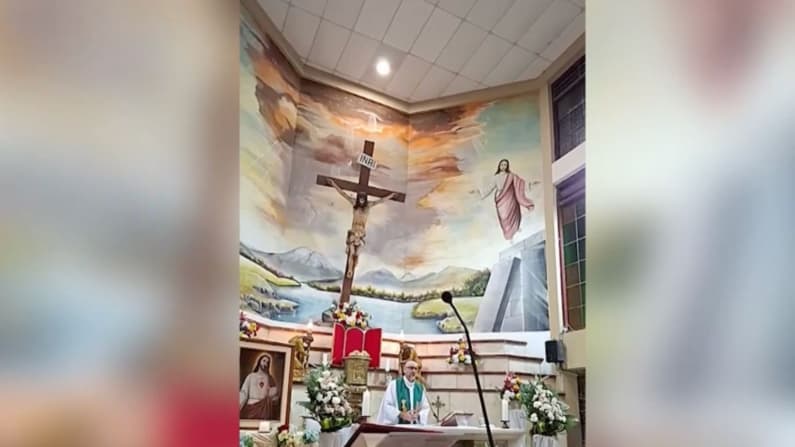 Sacerdote muere en Ecuador tras caerle una cruz en una misa que se transmitía en vivo