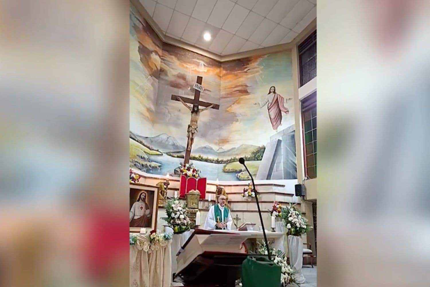 Sacerdote muere en Ecuador tras caerle una cruz en una misa que se transmitía en vivo