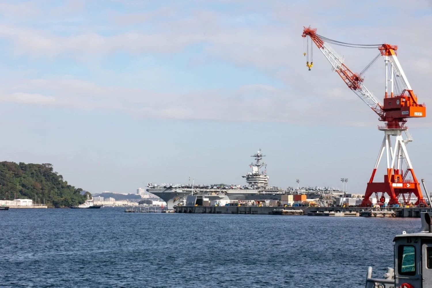 El portaaviones de la clase Nimitz USS Theodore Roosevelt (CVN 71) llega a la base naval de Yokosuka, Japón, el 16 de octubre de 2026. (Cortesía de la suboficial de primera clase Hannah Fry/Marina de los EE. UU.)