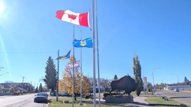 Cuatro militares fallecidos y decenas de heridos graves deja fuerte incendio en una base de Alberta: Carney