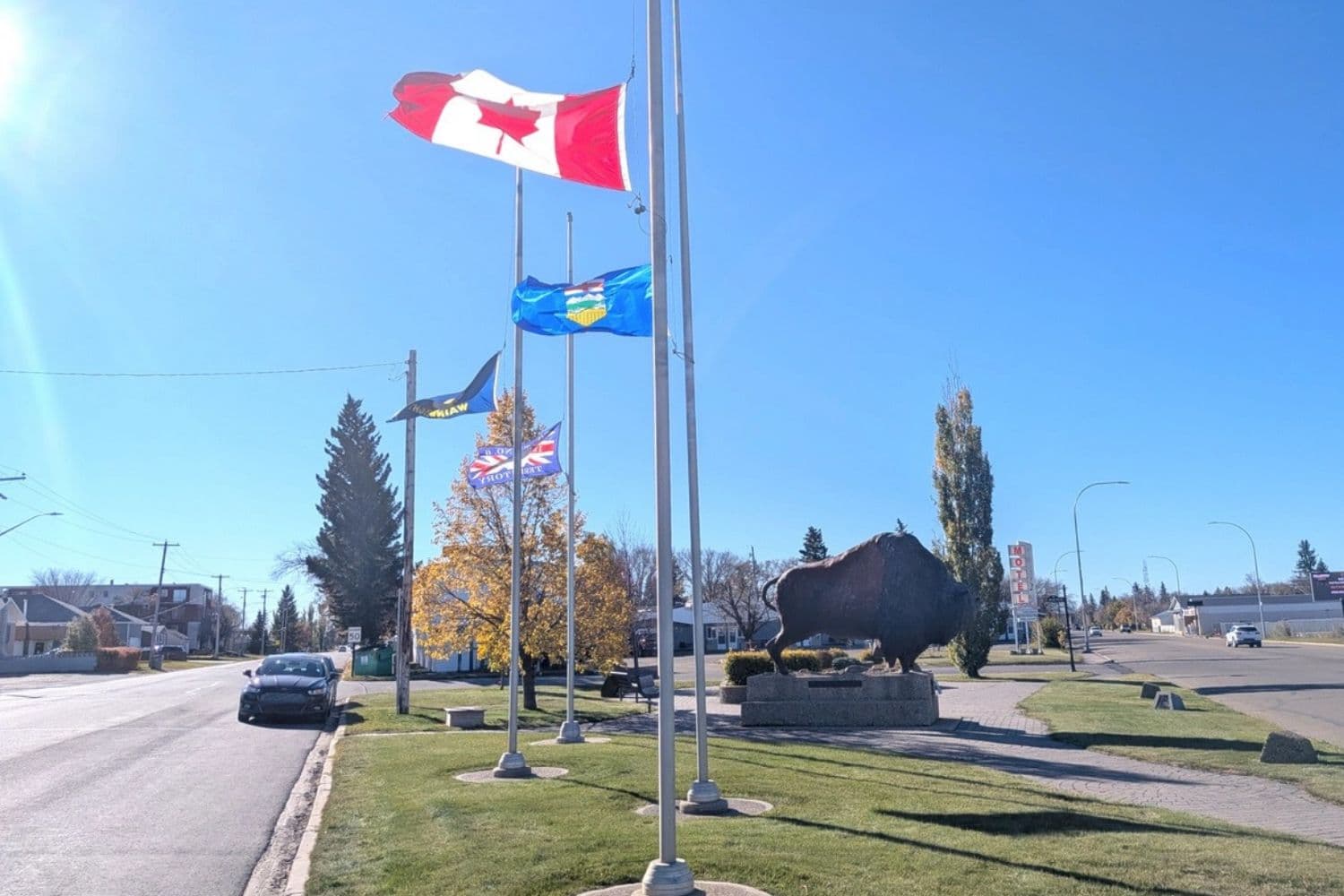 Banderas a media asta en Wainwright, Alberta, cerca de la Base de las Fuerzas Canadienses (CFB) Wainwright, el 18 de octubre de 2026. (Paul Rowan Brian/The Epoch Times)