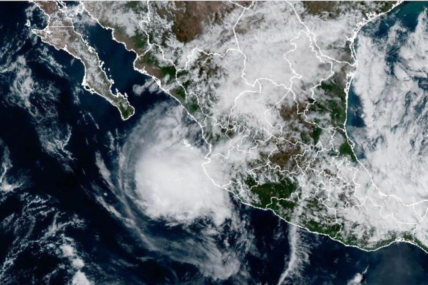 Imagen satelital que muestra al huracán Trudy desplazándose frente a la costa de México el 18 de octubre de 2026. (NOAA/NESDIS/STAR - GOES 19)