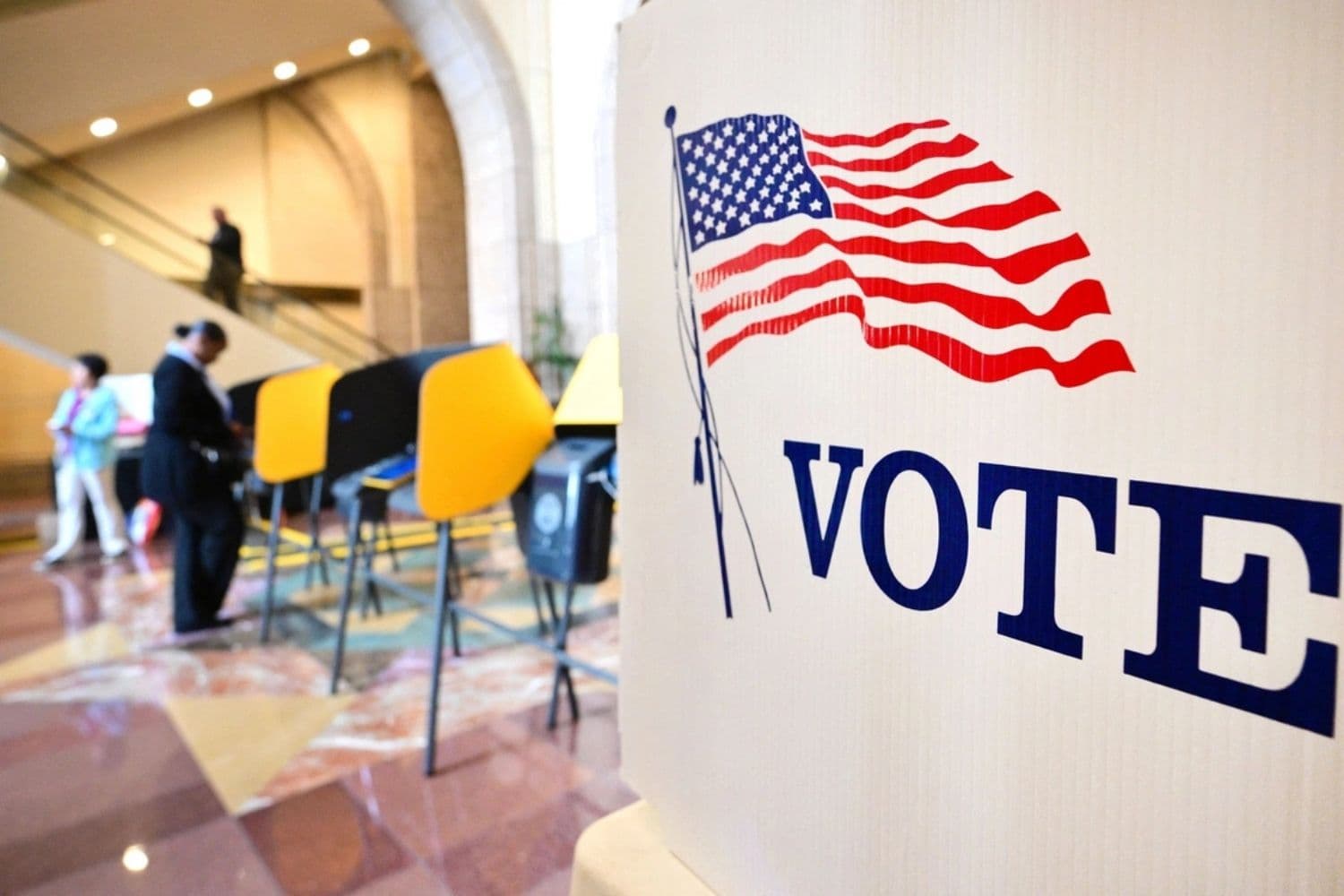 Personas votan en un centro de votación en el edificio de la sede de Metro durante las elecciones primarias estatales de California en Los Ángeles, el 2 de junio de 2026. (Frederic J. Brown/AFP vía Getty Images)