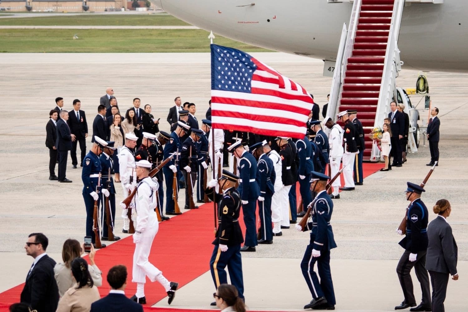 El presidente Donald Trump y la primera dama Melania Trump dan la bienvenida al líder chino Xi Jinping y a su esposa Peng Liyuan en la Base Conjunta Andrews, Maryland, el 23 de septiembre de 2026. (Madalina Kilroy/The Epoch Times)