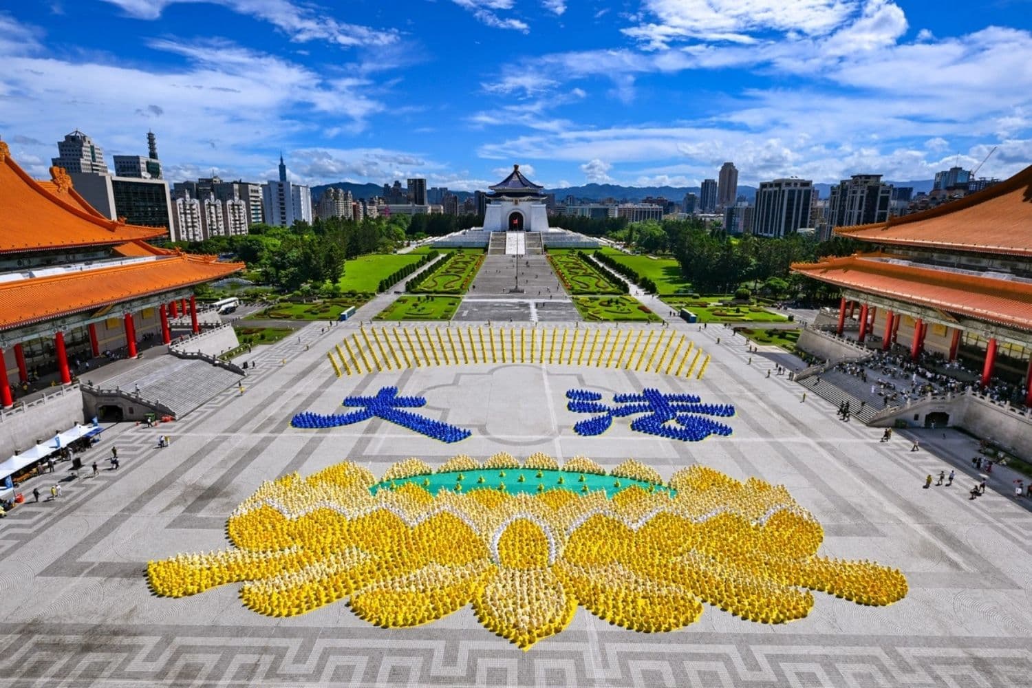 Aproximadamente 5.000 practicantes de Falun Gong forman una imagen gigante en la Plaza de la Libertad en Taipéi, Taiwán, el 17 de octubre de 2026. (Sung Pi-lung/The Epoch Times)