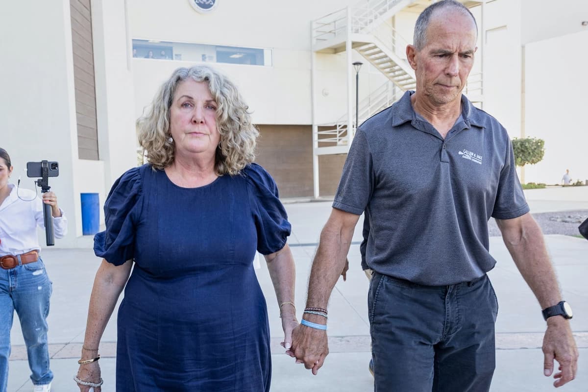 Debra y Martin Robinson, padres de los hermanos australianos Callum y Jake Robinson, salen del juzgado tras el juicio contra los hombres acusados de asesinar a los hermanos y a un amigo estadounidense, en Ensenada (México), el 9 de octubre de 2026. (Karen Castaneda/AP Photo)