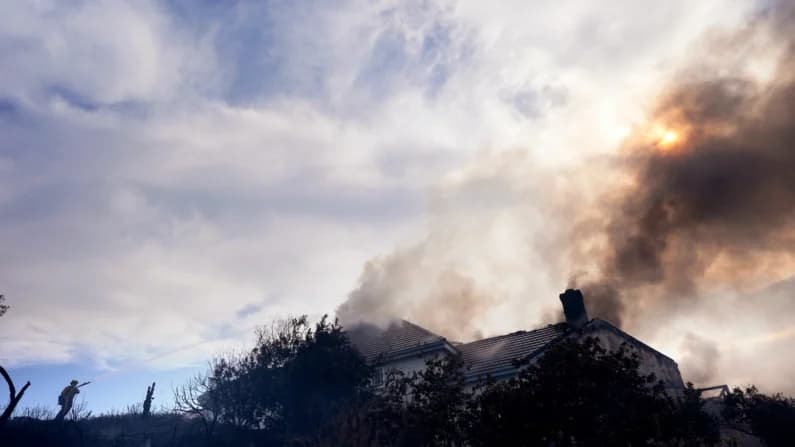 El avance de los bomberos frena el incendio en California y permite el regreso de miles de personas