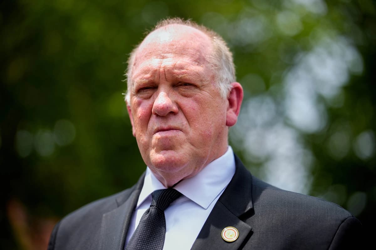 El zar fronterizo de la Casa Blanca, Tom Homan, responde a la pregunta de un periodista frente al Ala Oeste de la Casa Blanca el 22 de junio de 2026. (Andrew Harnik/Getty Images).