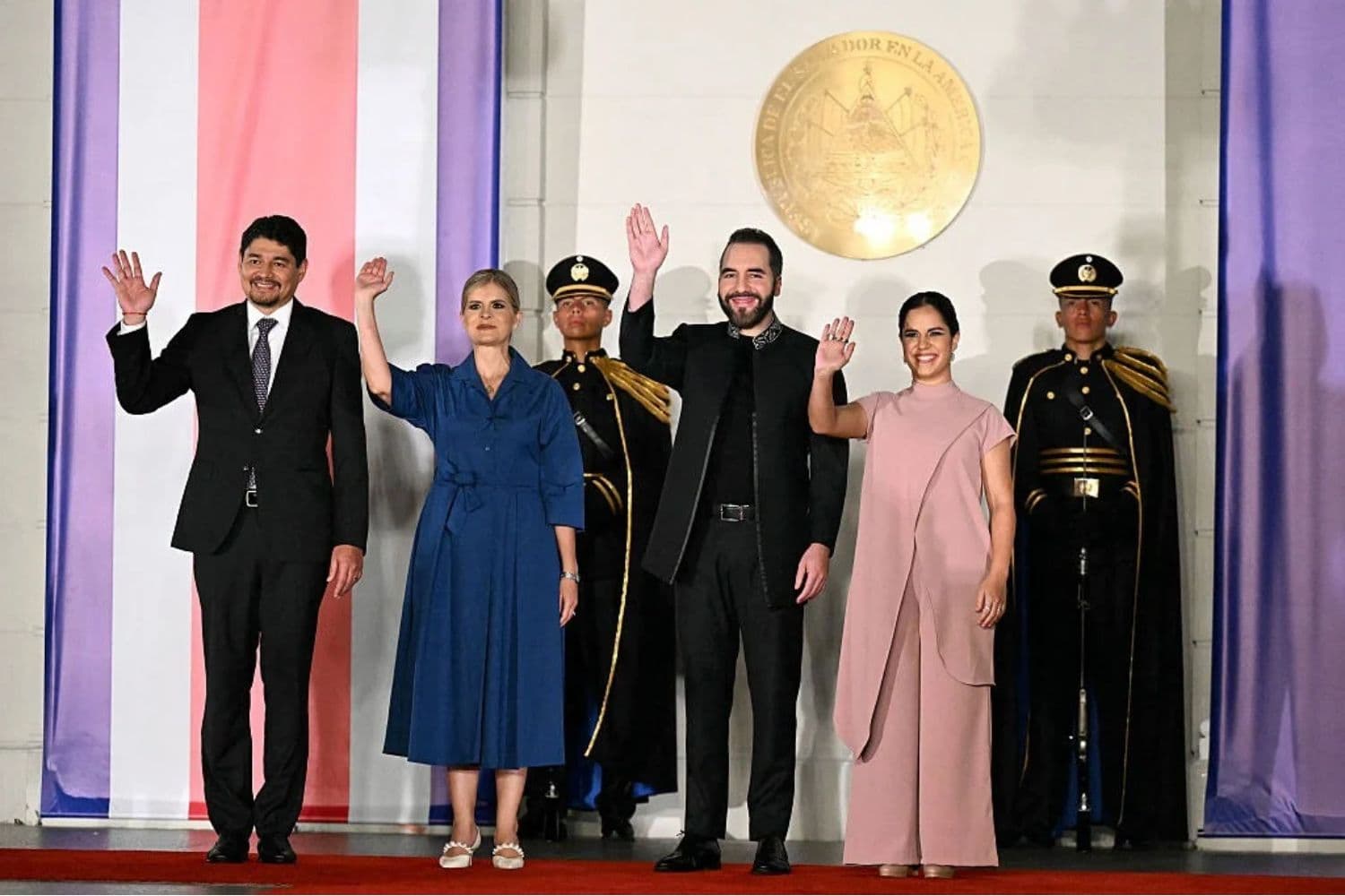 La presidenta de Costa Rica, Laura Fernández (2.ª a la Izq.), su marido, Jeffrey Umana (Izq.), el presidente de El Salvador, Nayib Bukele, y su esposa, Gabriela Rodríguez, saludan con la mano mientras posan para las fotos en el Palacio Presidencial de San Salvador, el 16 de octubre de 2026. (Marvin RECINOS / AFP vía Getty Images)