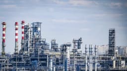 Petróleo cae de máximos de 5 meses por exención de sanciones otorgada por Trump a Rusia