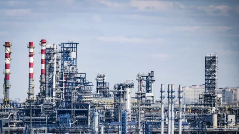 Petróleo cae de máximos de 5 meses por exención de sanciones otorgada por Trump a Rusia