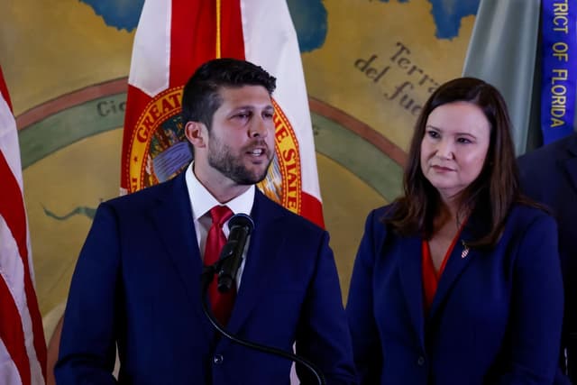 El fiscal general de Florida, James Uthmeier, interviene durante una ceremonia en homenaje a las víctimas de los asesinatos de «Hermanos al Rescate» de 1996, celebrada en la Freedom Tower el 20 de mayo de 2026 en Miami, Florida. (Eva Marie Uzcategui/Getty Images)