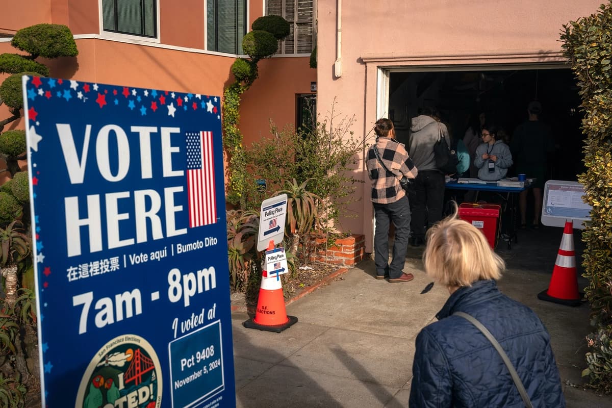 Los votantes se registran antes de emitir su voto en un centro de votación ubicado en un garaje residencial junto a Ocean Beach en San Francisco, el 5 de noviembre de 2024. (Loren Elliott/Getty Images).