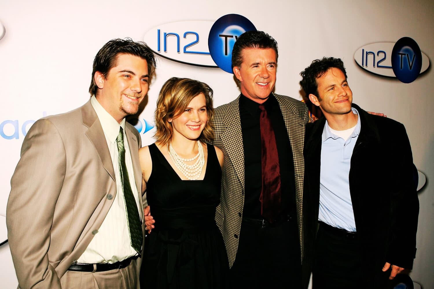 (De izquierda a derecha) El reparto de "Growing Pains": Jeremy Miller, Tracey Gold, Alan Thicke y Kirk Cameron, llega al acto de presentación de In2TV, organizado por AOL y Warner Bros., celebrado en el Museo de la Televisión y la Radio el 15 de marzo de 2006 en Beverly Hills, California. (Michael Buckner/Getty Images)
