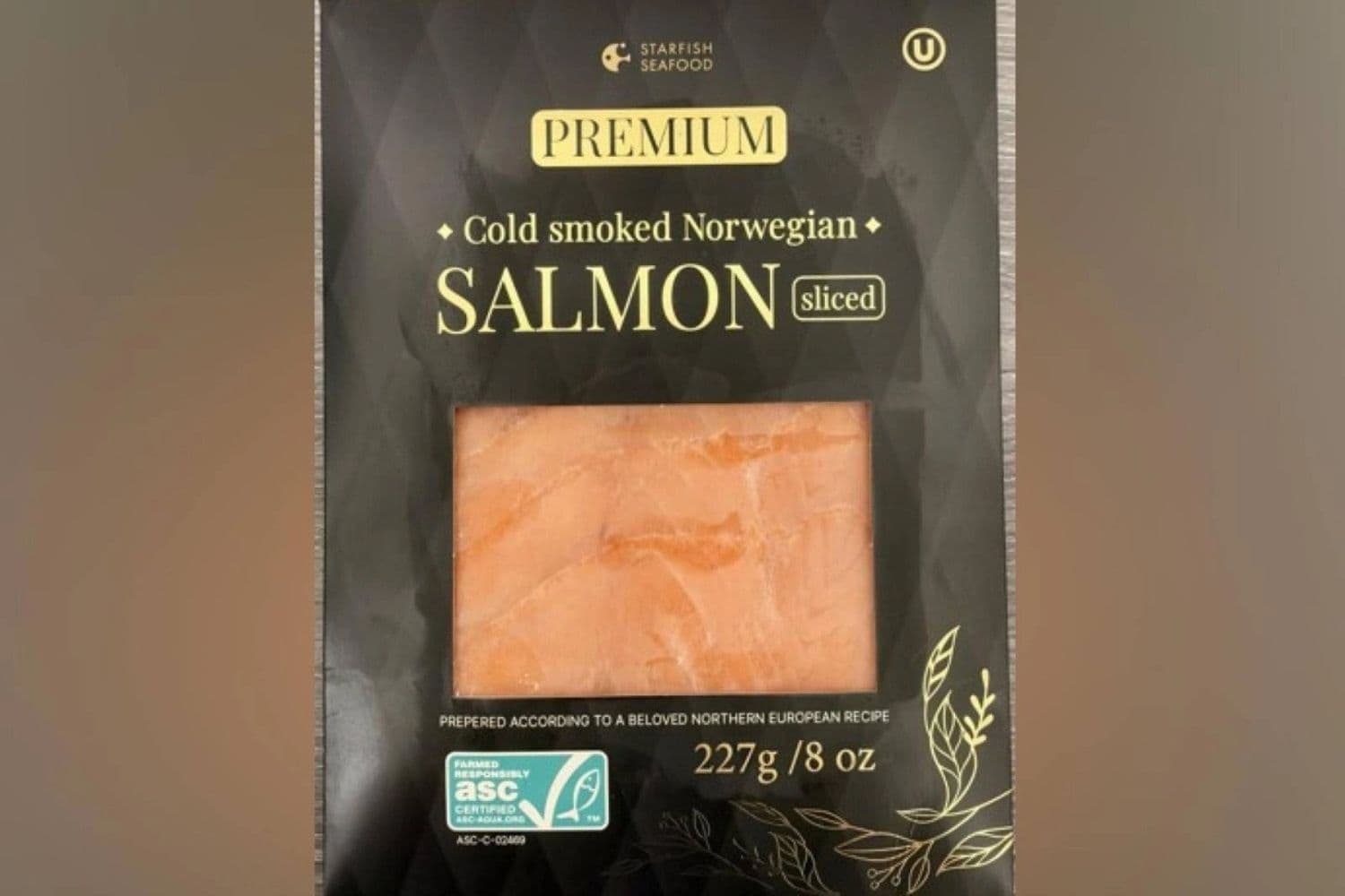 Un empaque del salmón ahumado en frío noruego "Starfish Seafood Premium", retirado del mercado, del mayorista Krasnyi Oktyabr Inc. (Cortesía de la FDA)
