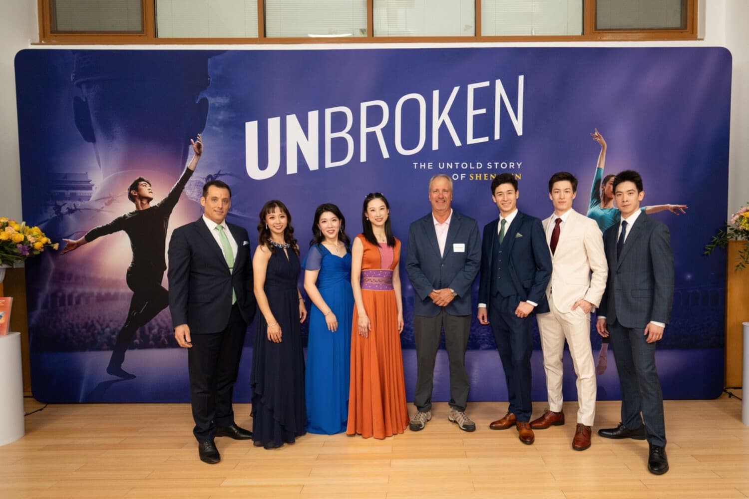 David Hoovler (C), fiscal de distrito del condado de Orange, asiste a la proyección de “Unbroken” en Dragon Springs, sede de Shen Yun Performing Arts, en Cuddebackville, Nueva York, el 17 de octubre de 2026. (Samira Bouaou/The Epoch Times).