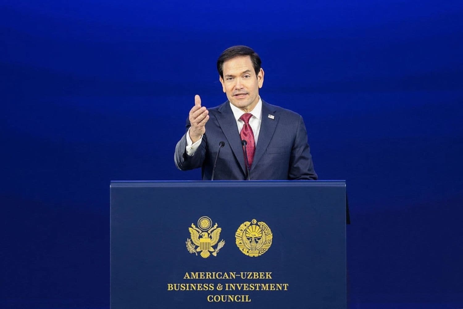 El secretario de Estado de EE. UU., Marco Rubio, pronuncia unas palabras durante una cena con el presidente de Uzbekistán, Shavkat Mirziyoyev, y el Consejo Empresarial y de Inversiones Estados Unidos-Uzbekistán en el Centro de Congresos de Samarcanda, Uzbekistán, el 19 de octubre de 2026. (Kylie Cooper/AFP vía Getty Images)