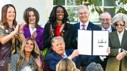 Trump firma un decreto para crear una división de salud de la mujer y un grupo de trabajo