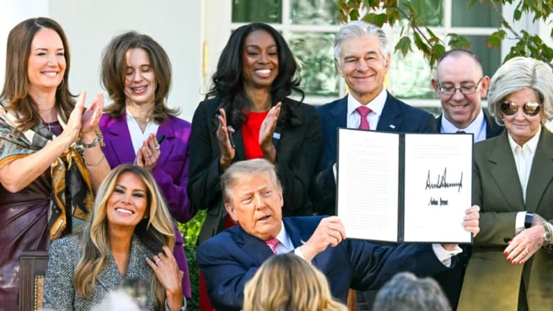 Trump firma un decreto para crear una división de salud de la mujer y un grupo de trabajo