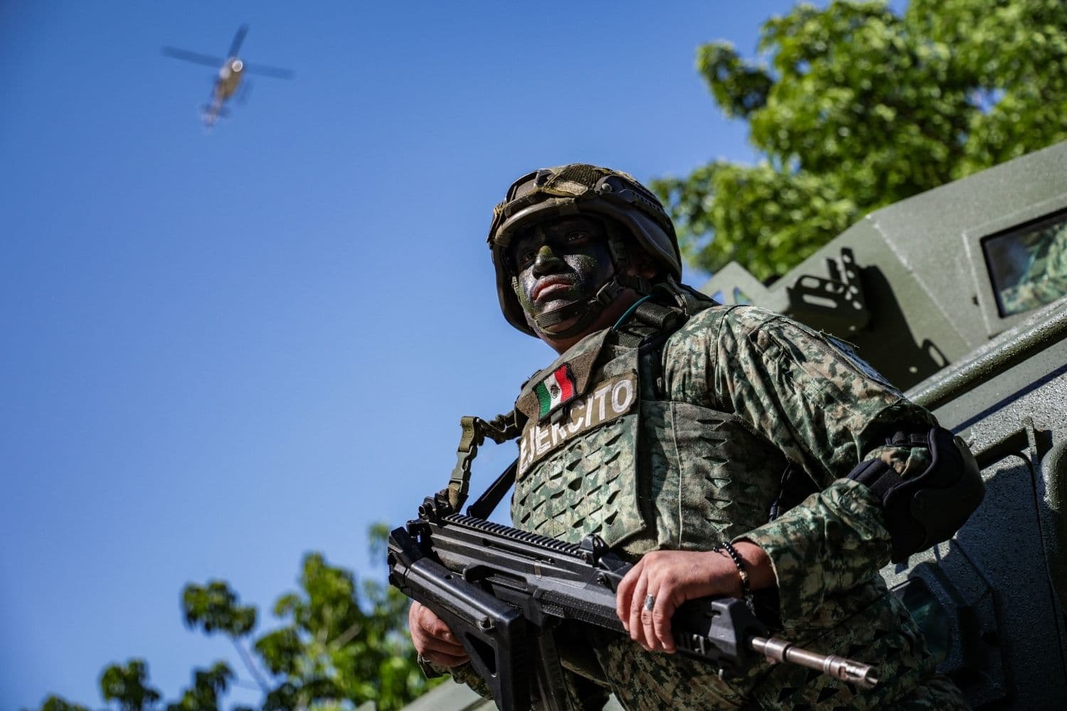 Un soldado mexicano monta guardia durante el desfile militar del Día de la Independencia en Culiacán, en el estado de Sinaloa, México, el 16 de septiembre de 2026. (Jesús Verdugo / AFP vía Getty Images)