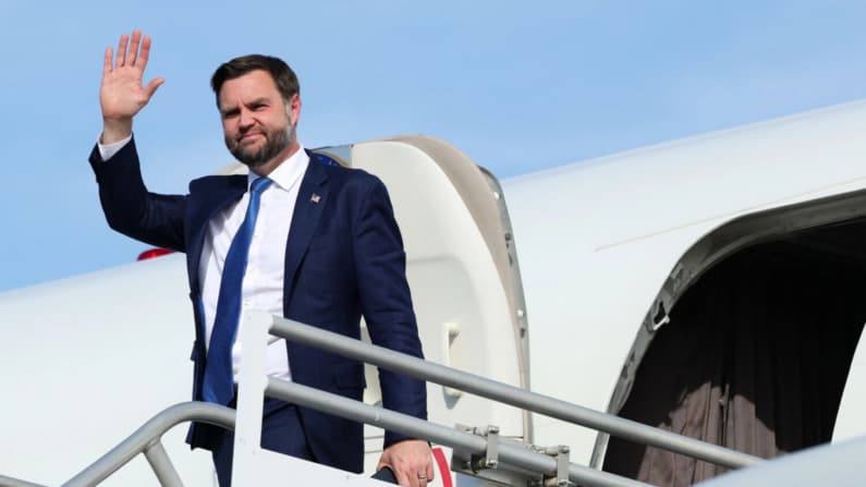 Vance esperará hasta después de las elecciones de medio mandato para decidir si se postula a la presidencia