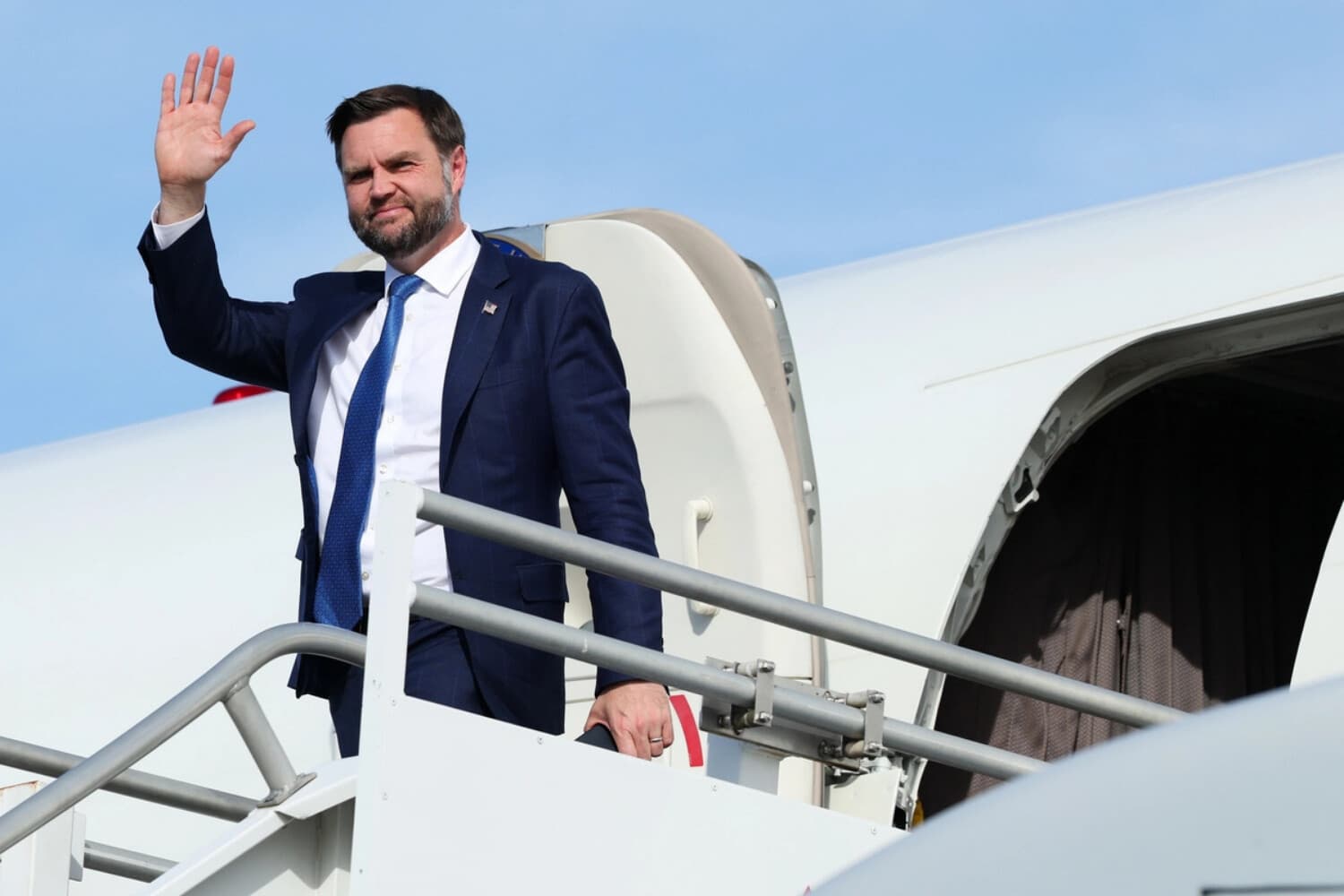 El vicepresidente JD Vance desciende del Air Force Two en el Aeropuerto Internacional de Cincinnati/Northern Kentucky tras un mitin en Lima, Ohio, en Hebron, Kentucky, el 9 de octubre de 2026. (Samuel Corum/Getty Images).