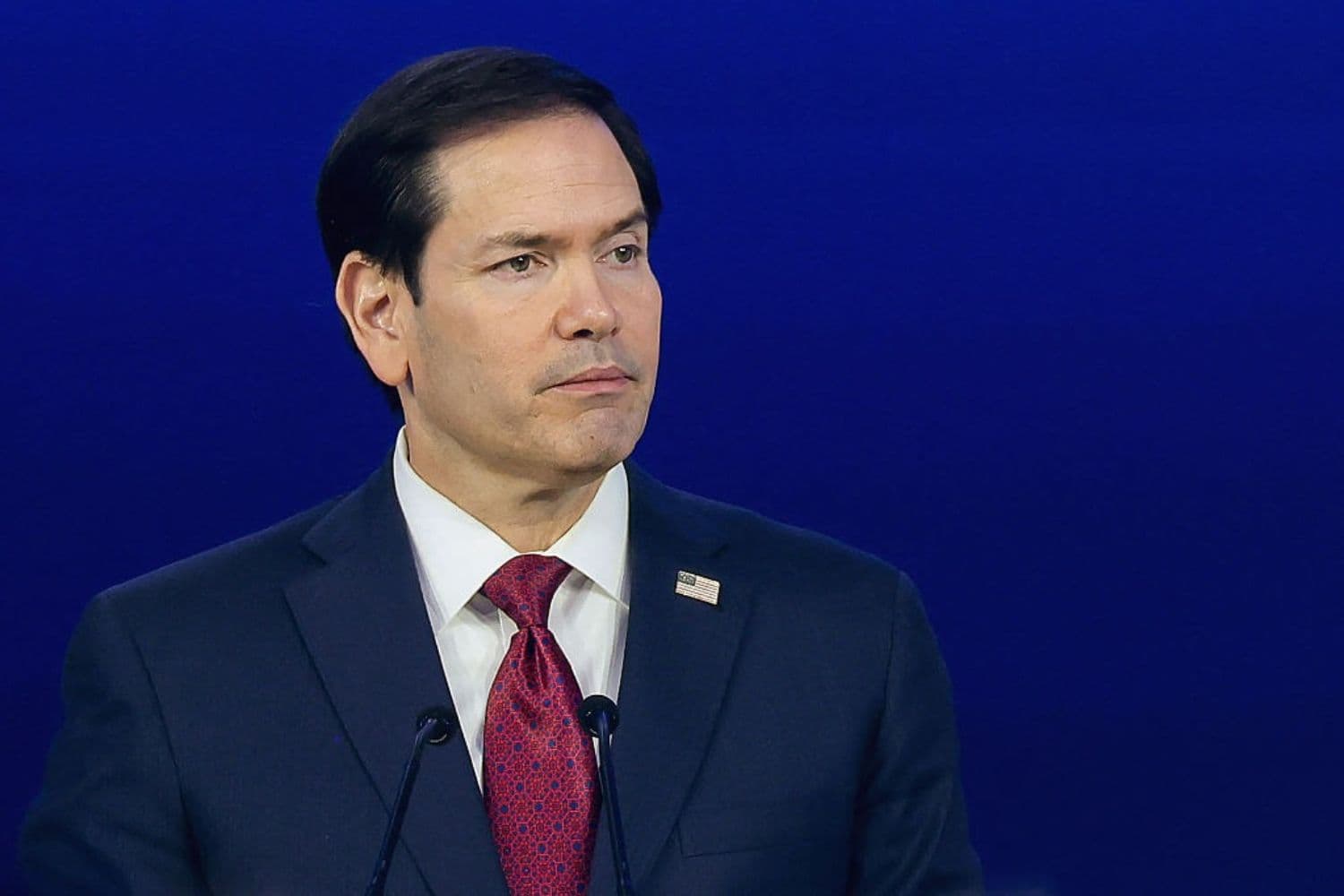 El secretario de Estado de EE. UU., Marco Rubio, observa mientras pronuncia un discurso durante una cena con el presidente de Uzbekistán, Shavkat Mirziyoyev, y el Consejo Empresarial y de Inversiones Estados Unidos-Uzbekistán (AUBIC) en el Centro de Congresos de Samarcanda, el 19 de octubre de 2026. (Kylie Cooper / POOL / AFP vía Getty Images)