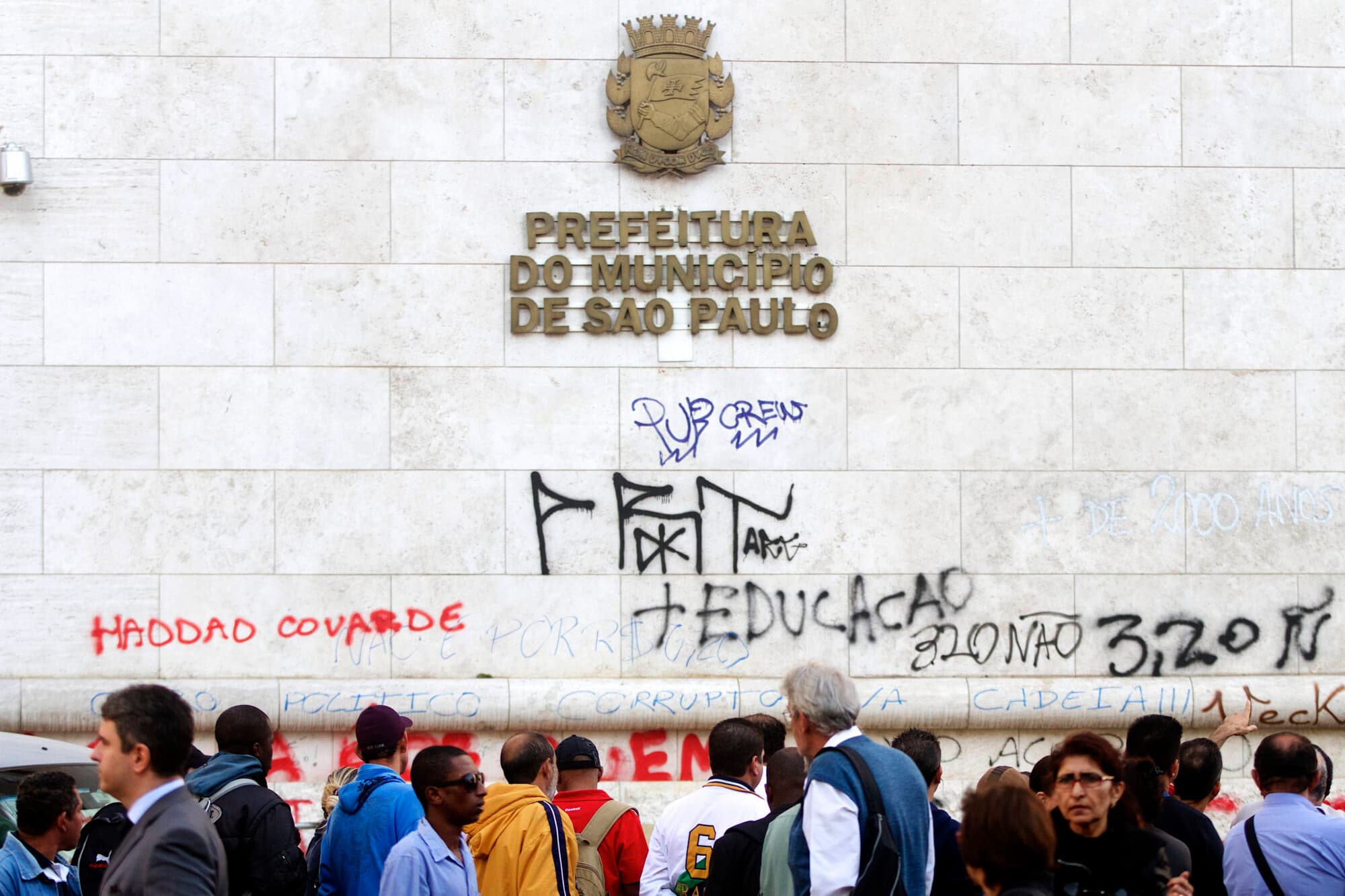 Las paredes del ayuntamiento, en São Paulo (Brasil), el 19 de junio de 2013. (DANIEL GUIMARAES/AFP vía Getty Images)