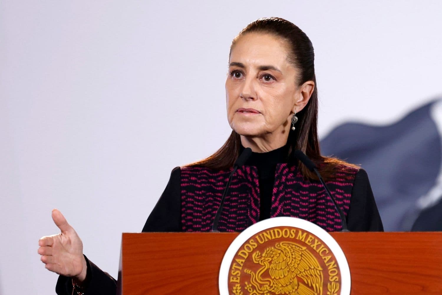La presidenta de México, Claudia Sheinbaum, habla durante una rueda de prensa este 19 de octubre, en el Palacio Nacional de la Ciudad de México, México. (EFE/Sáshenka Gutiérrez)