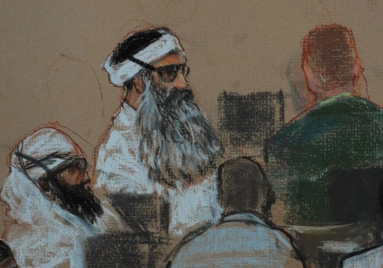 Una imagen de una sala de audiencias muestra a Khalid Sheikh Mohammed (C) y al coacusado Walid Bin Attash (I) asistiendo a una sesión previa al juicio en la Bahía de Guantánamo, Cuba, el 8 de diciembre de 2008. (Boceto de Janet Hamlin-Pool/Getty Images).
