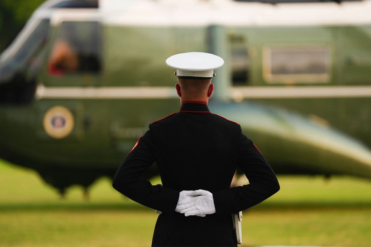 Imagen ilustrativa: Un centinela de la Infantería de Marina de EE. UU. montó guardia después de que el Marine One, con el presidente estadounidense Donald Trump a bordo, aterrizara en la Elipse, cerca de la Casa Blanca en Washington D. C., el 27 de julio de 2026. (Aaron Schwartz / AFP vía Getty Images)