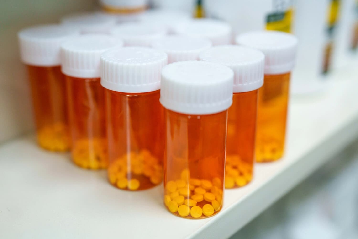 Medicamentos almacenados en estantes en una farmacia de Los Ángeles el 12 de mayo de 2025. (Eric Thayer/Getty Images).