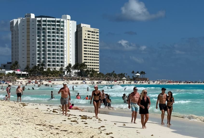Turistas pasean por una playa de Cancún en Quintana Roo, México. Fotografía de archivo. (EFE/ Alonso Cupul)